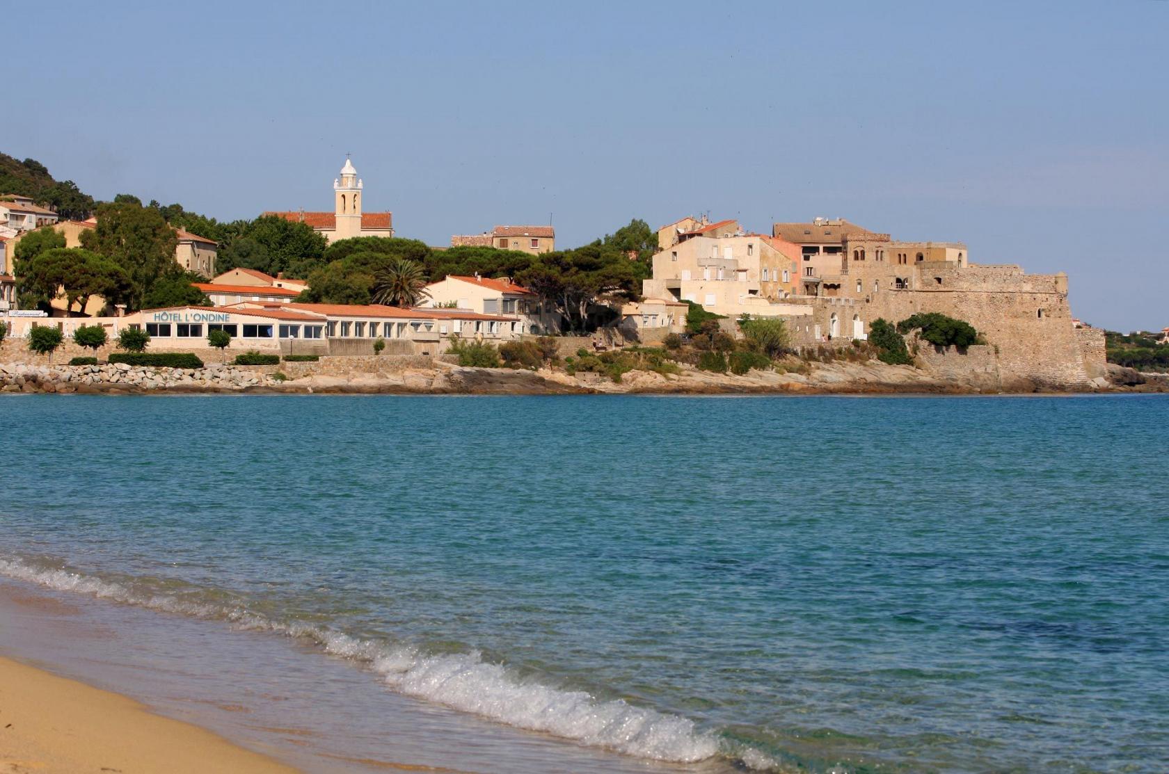 Hôtel les pieds dans l'eau au coeur du village d'Algajola